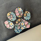 Remera bordada con huella de flores