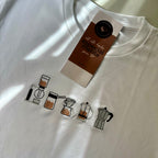 Remera con cafeteras bordadas