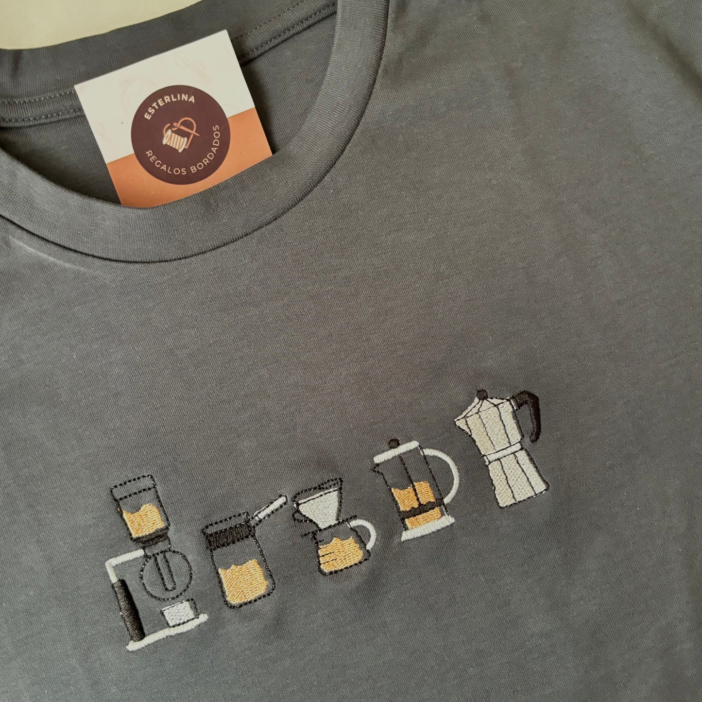 Remera con cafeteras bordadas