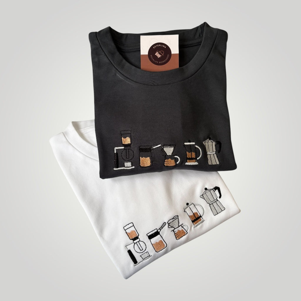 Remera con cafeteras bordadas