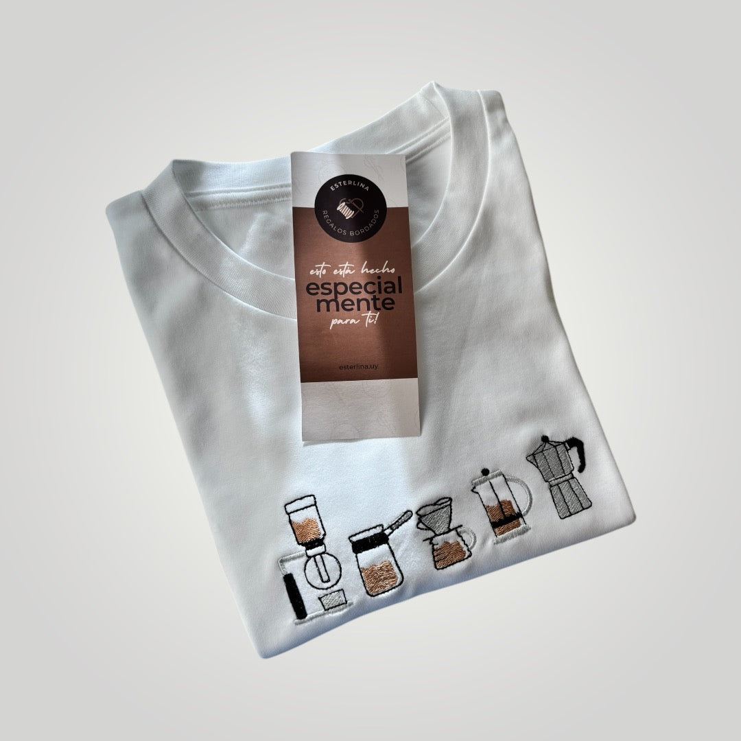 Remera con cafeteras bordadas