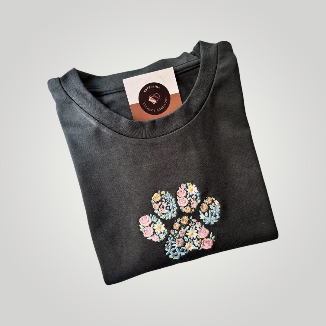 Remera bordada con huella de flores