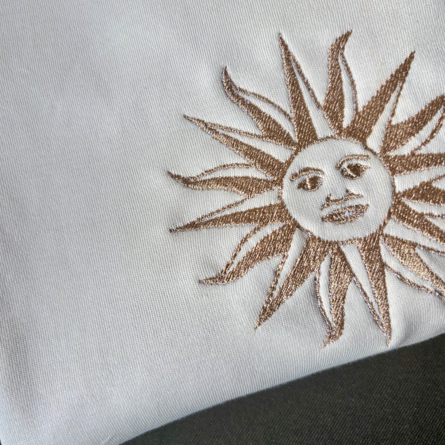 Remera con sol uruguayo bordado
