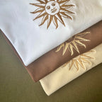 Remera con sol uruguayo bordado