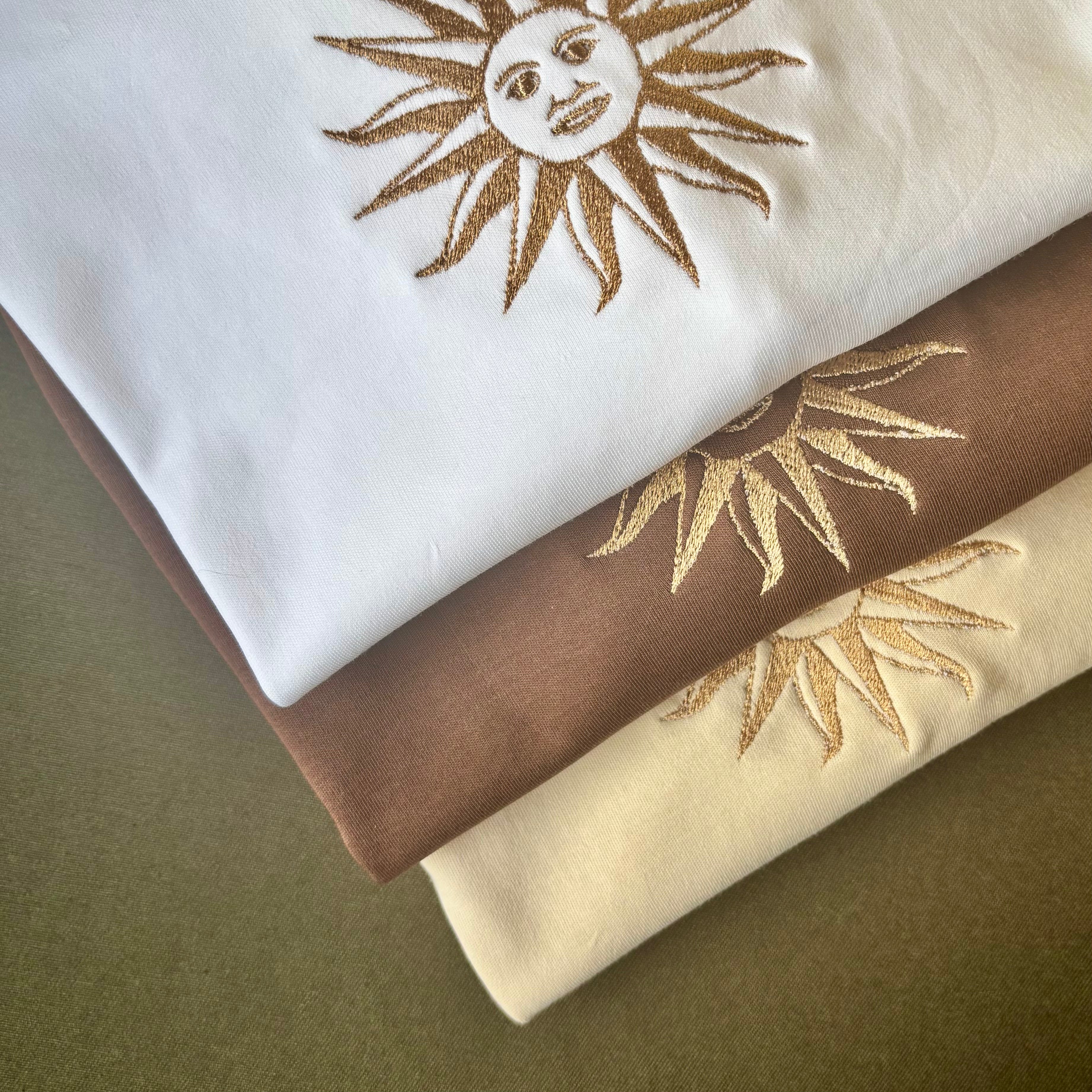 Remera con sol uruguayo bordado