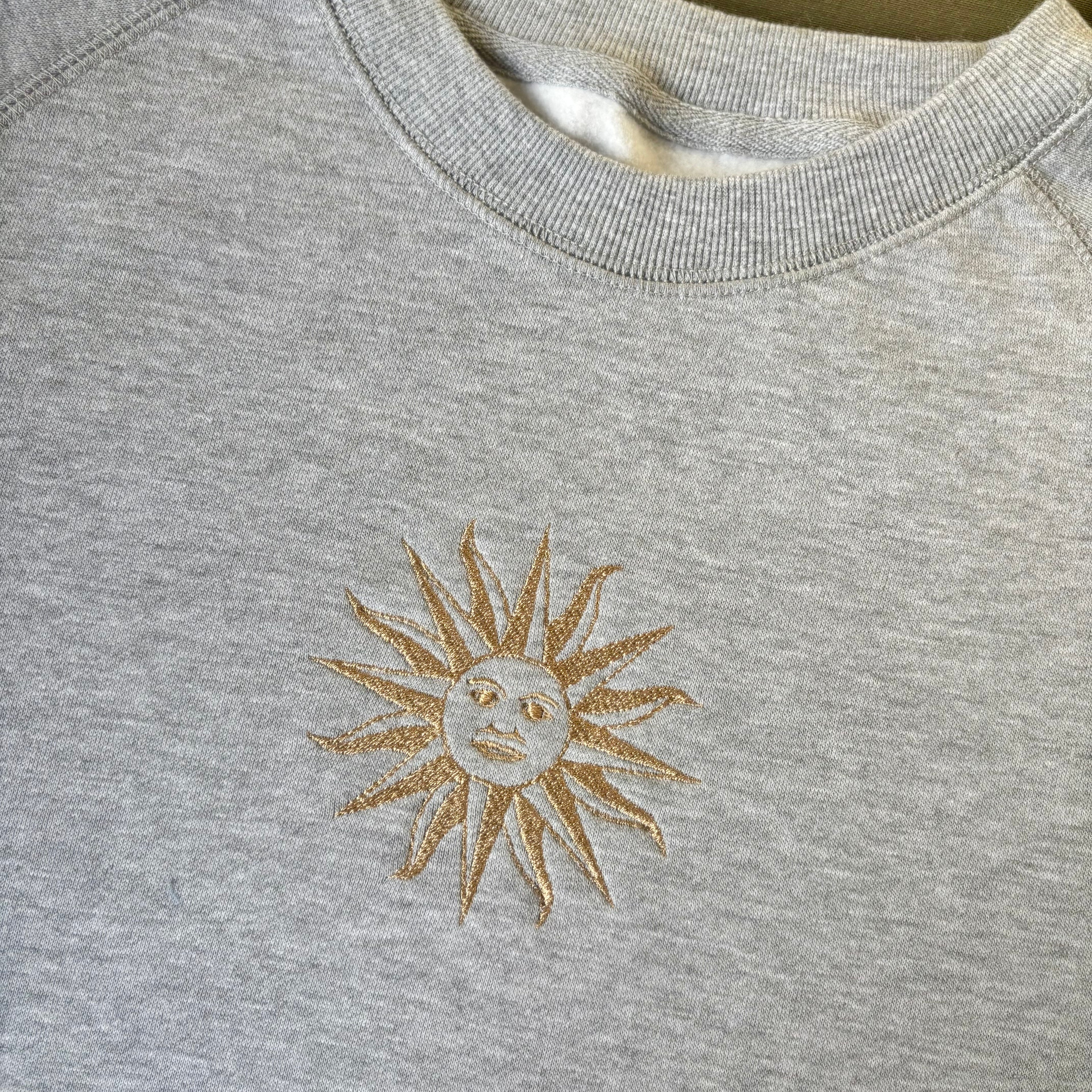 Buzo con sol uruguayo bordado