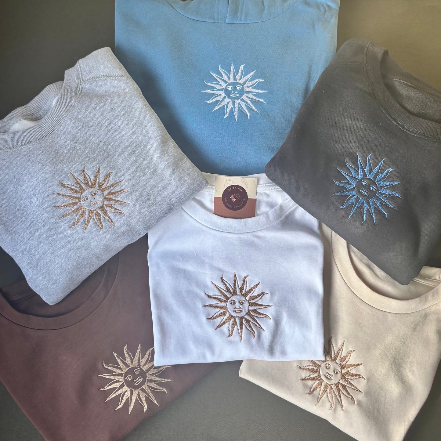 Remera con sol uruguayo bordado