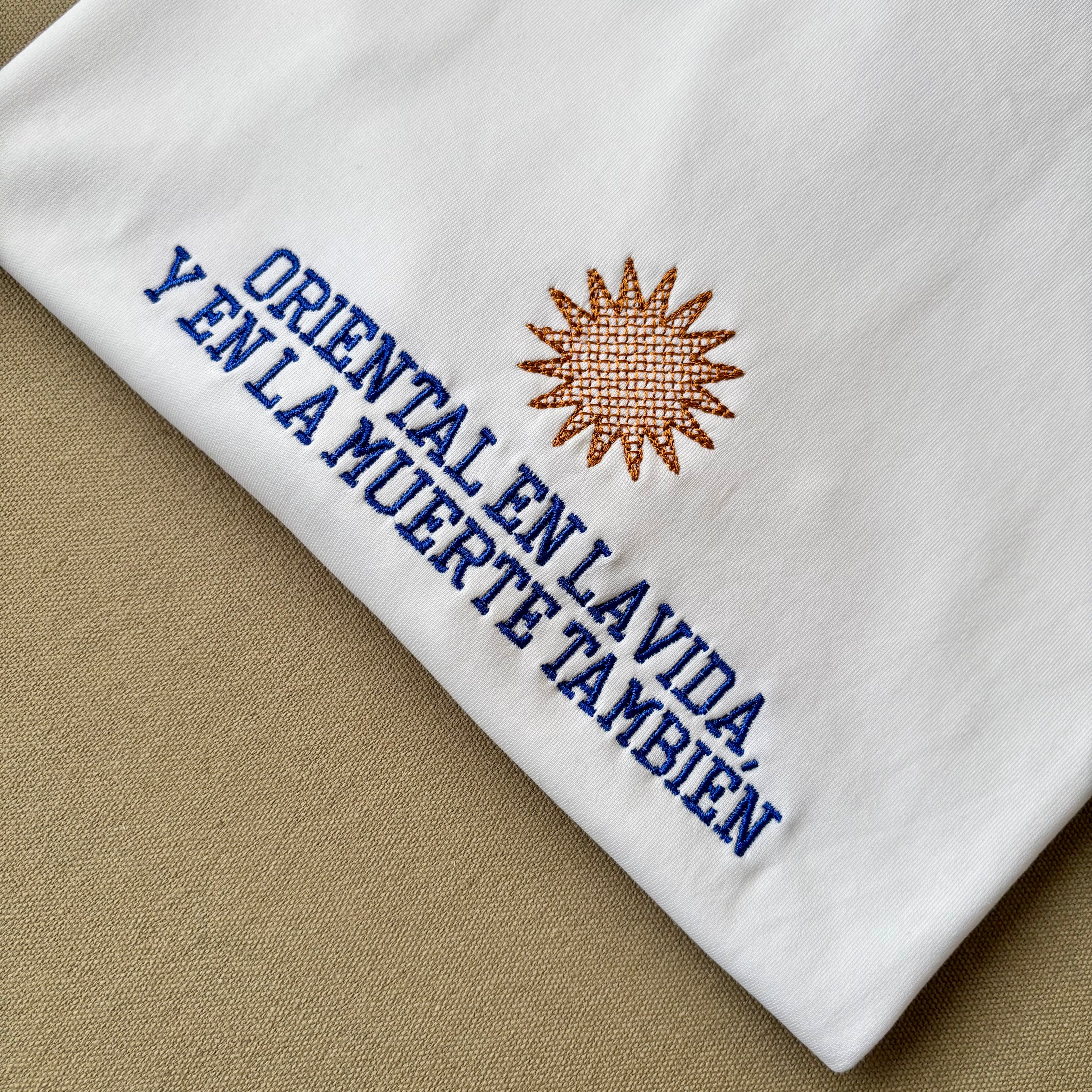 Remera bordada "oriental en la vida"