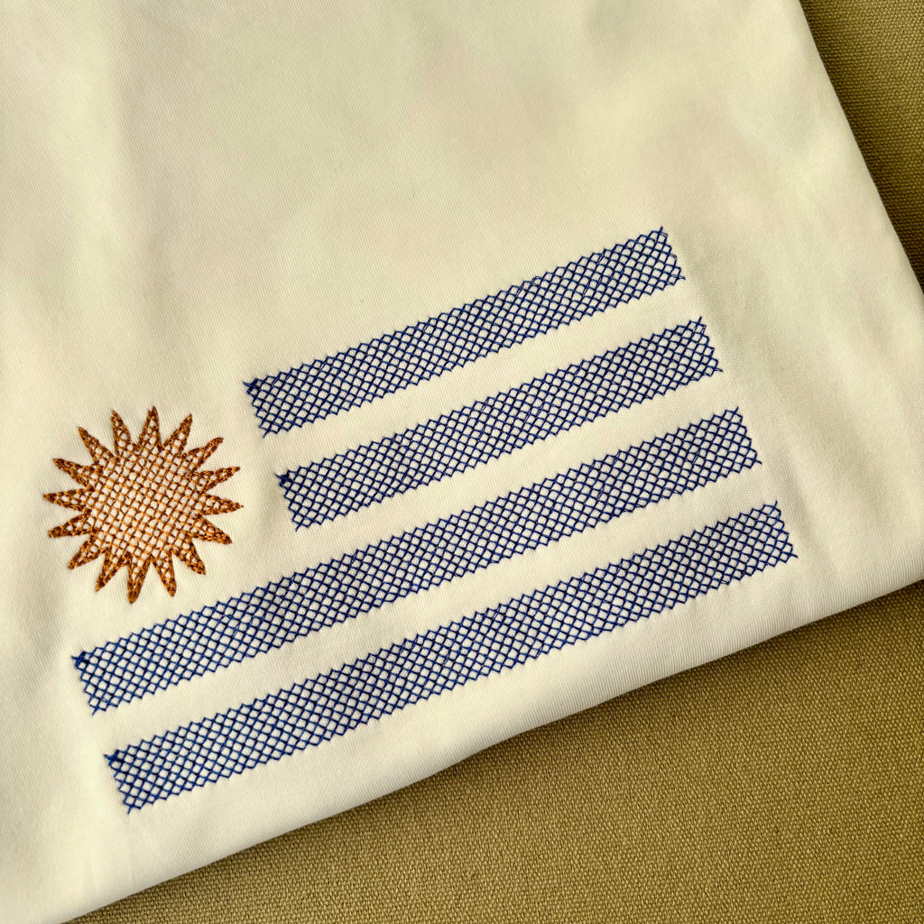 Remera con bandera uruguaya bordada