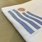 Remera con bandera uruguaya bordada