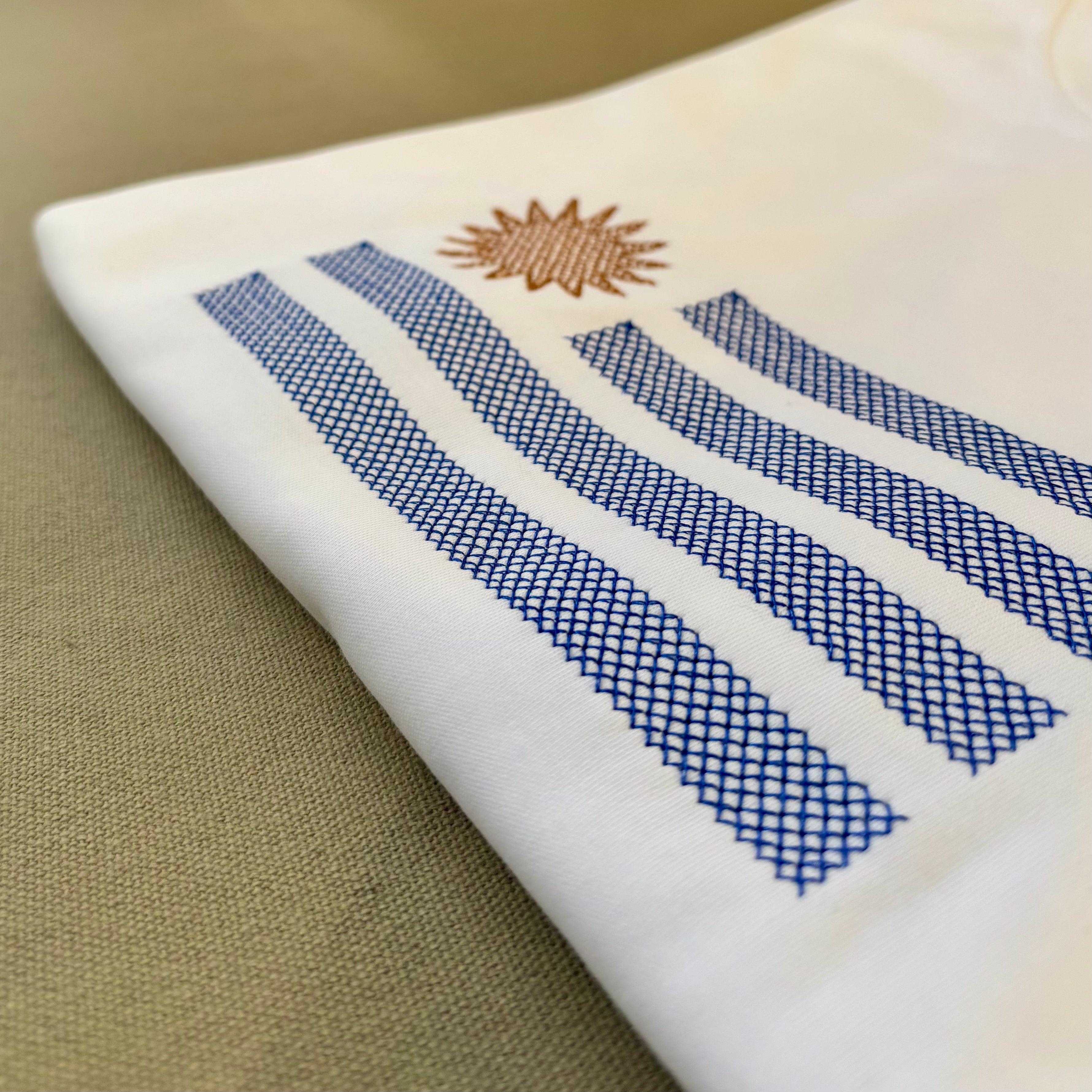 Remera con bandera uruguaya bordada
