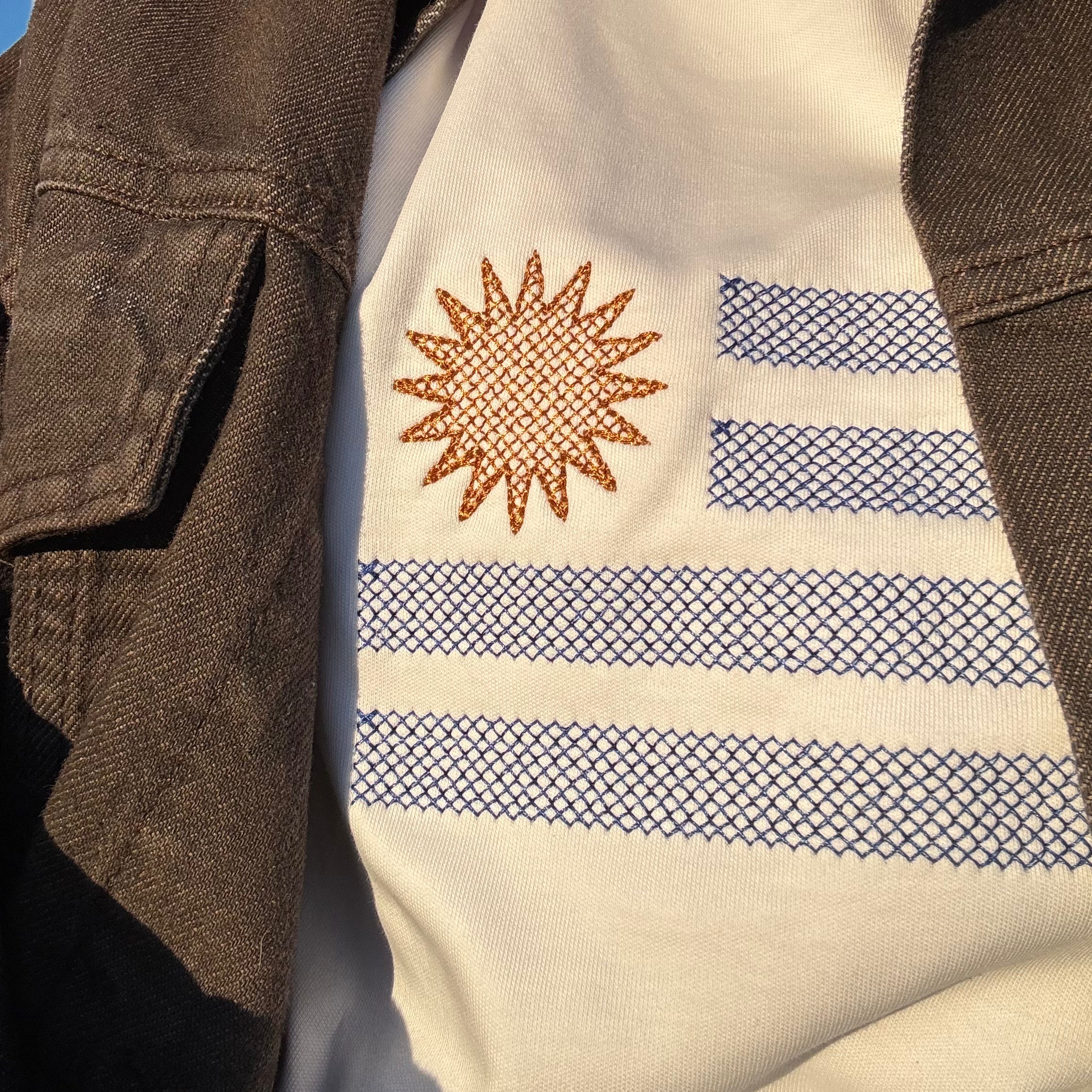 Remera con bandera uruguaya bordada