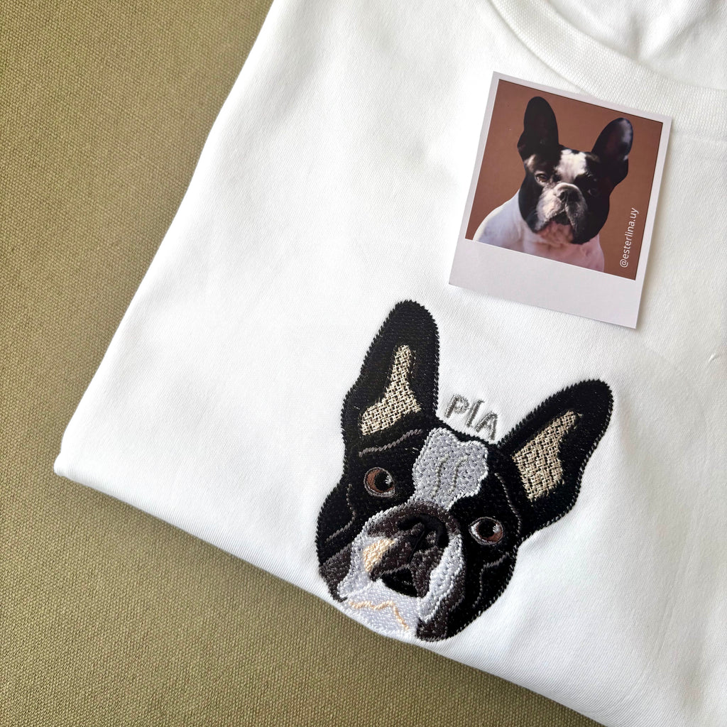 Remera con mascota bordada a color