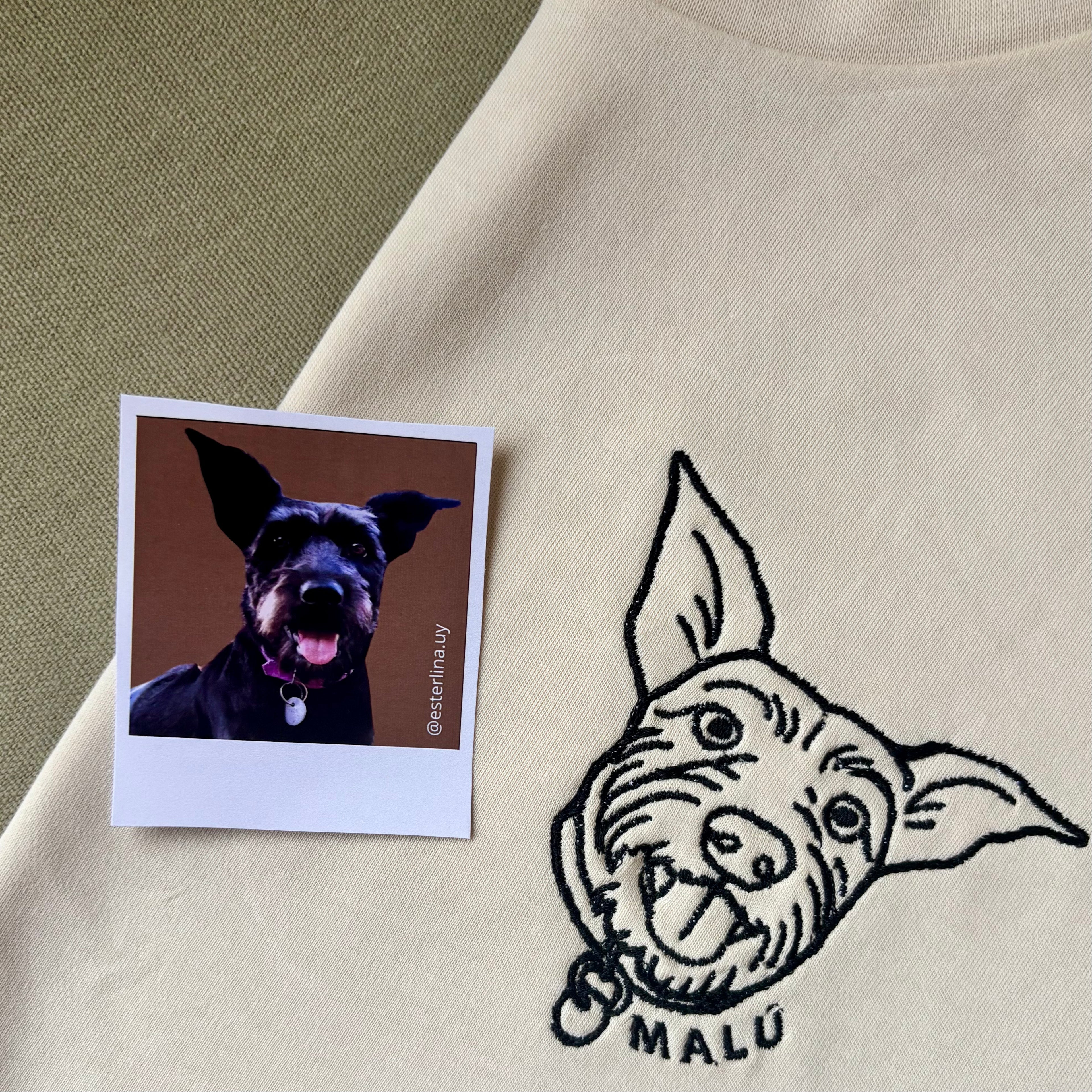 Remera con mascota bordada lineal