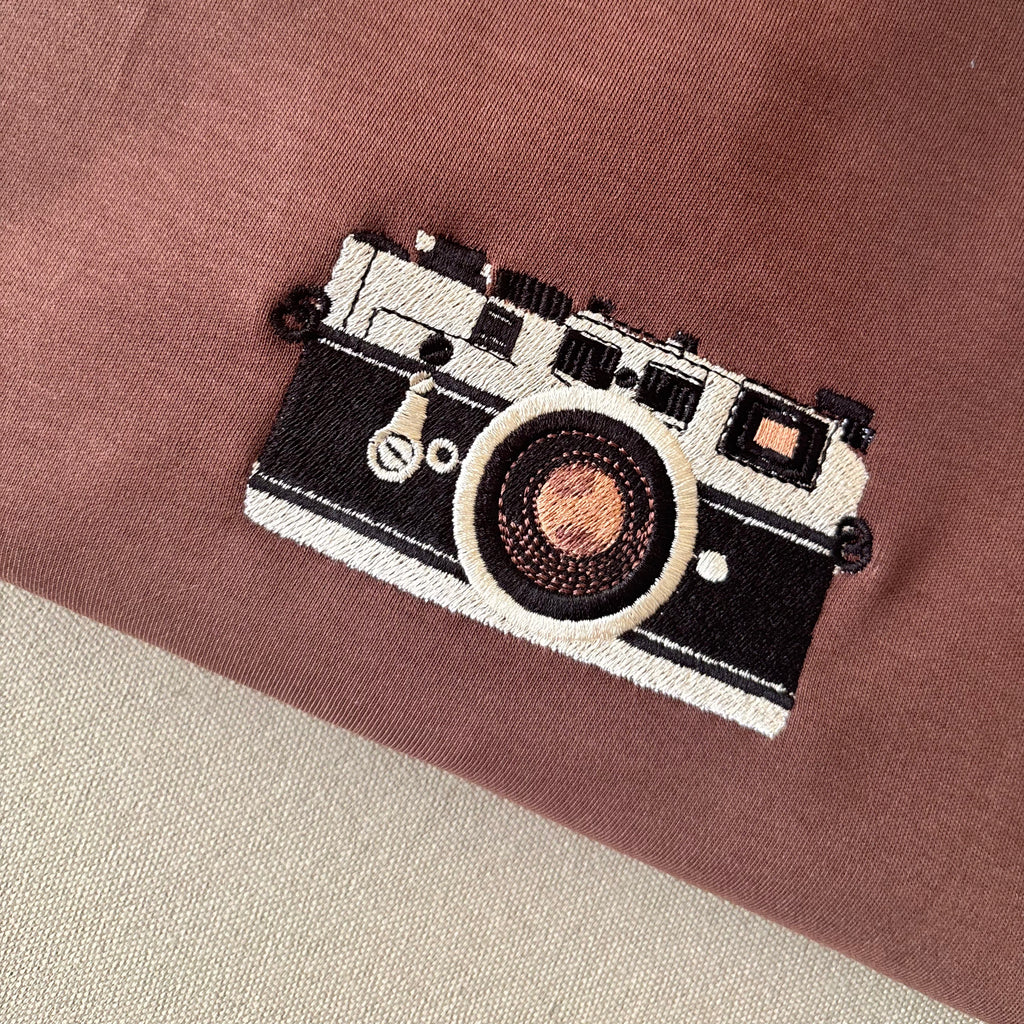 Remera con cámara bordada