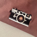 Remera con cámara bordada