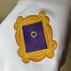 Remera con marco de Friends bordado