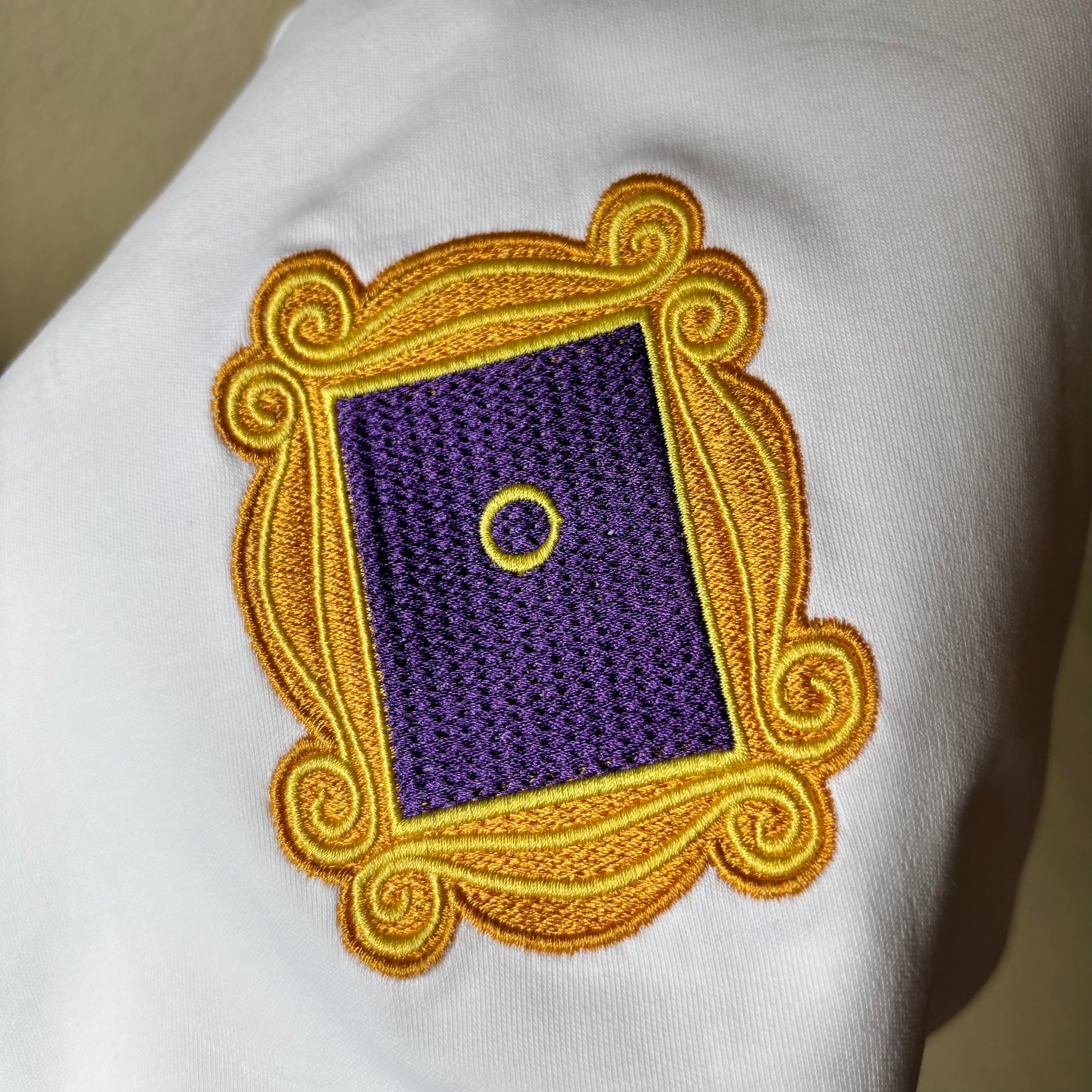 Remera con marco de Friends bordado