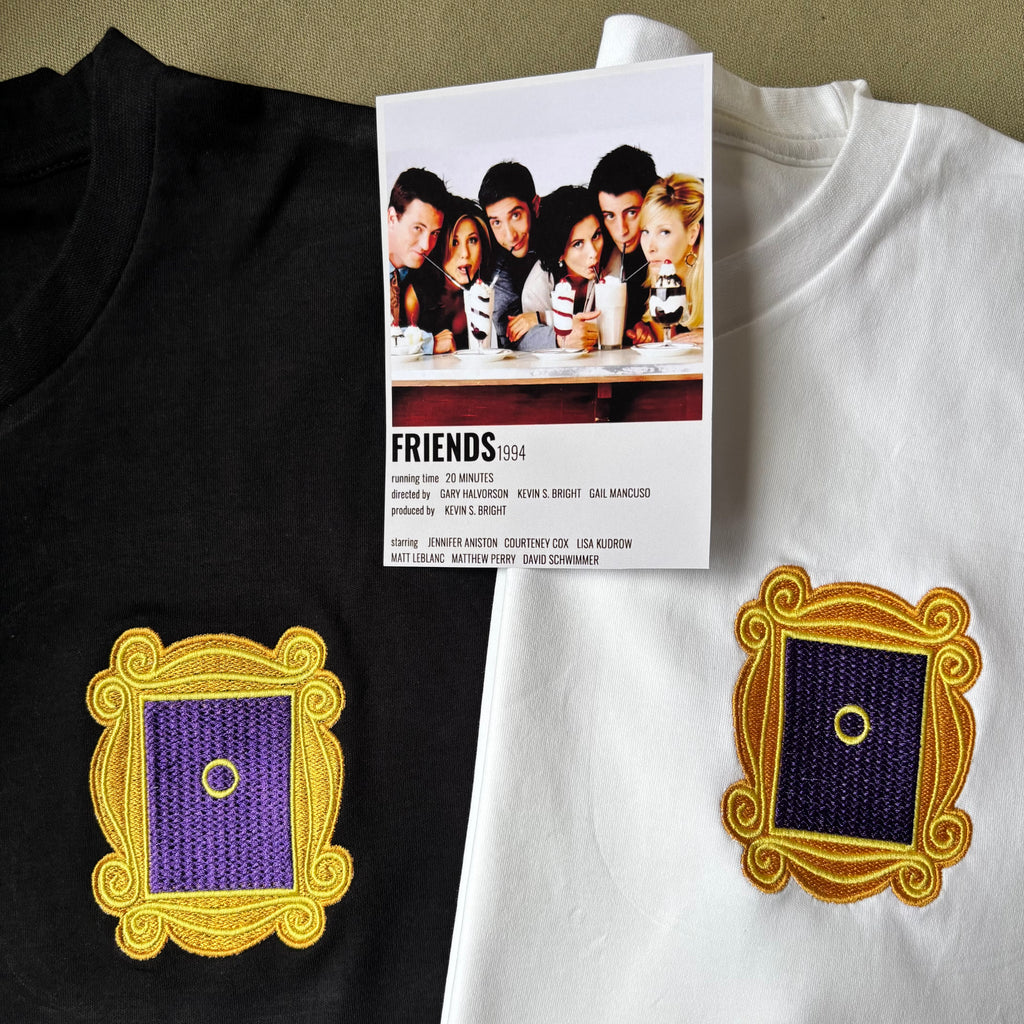 Remera con marco de Friends bordado