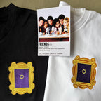 Remera con marco de Friends bordado