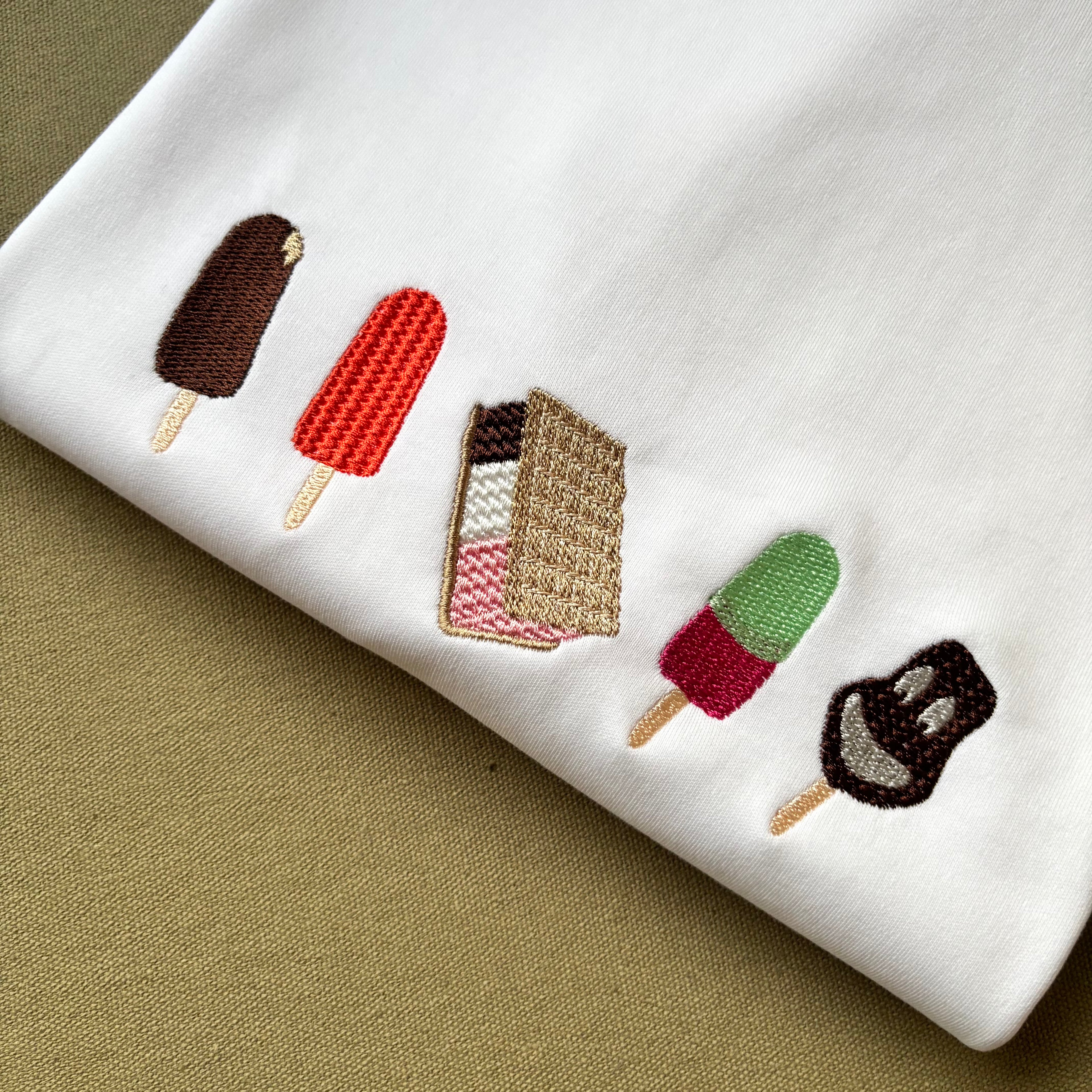 Remera bordada con helados uruguayos