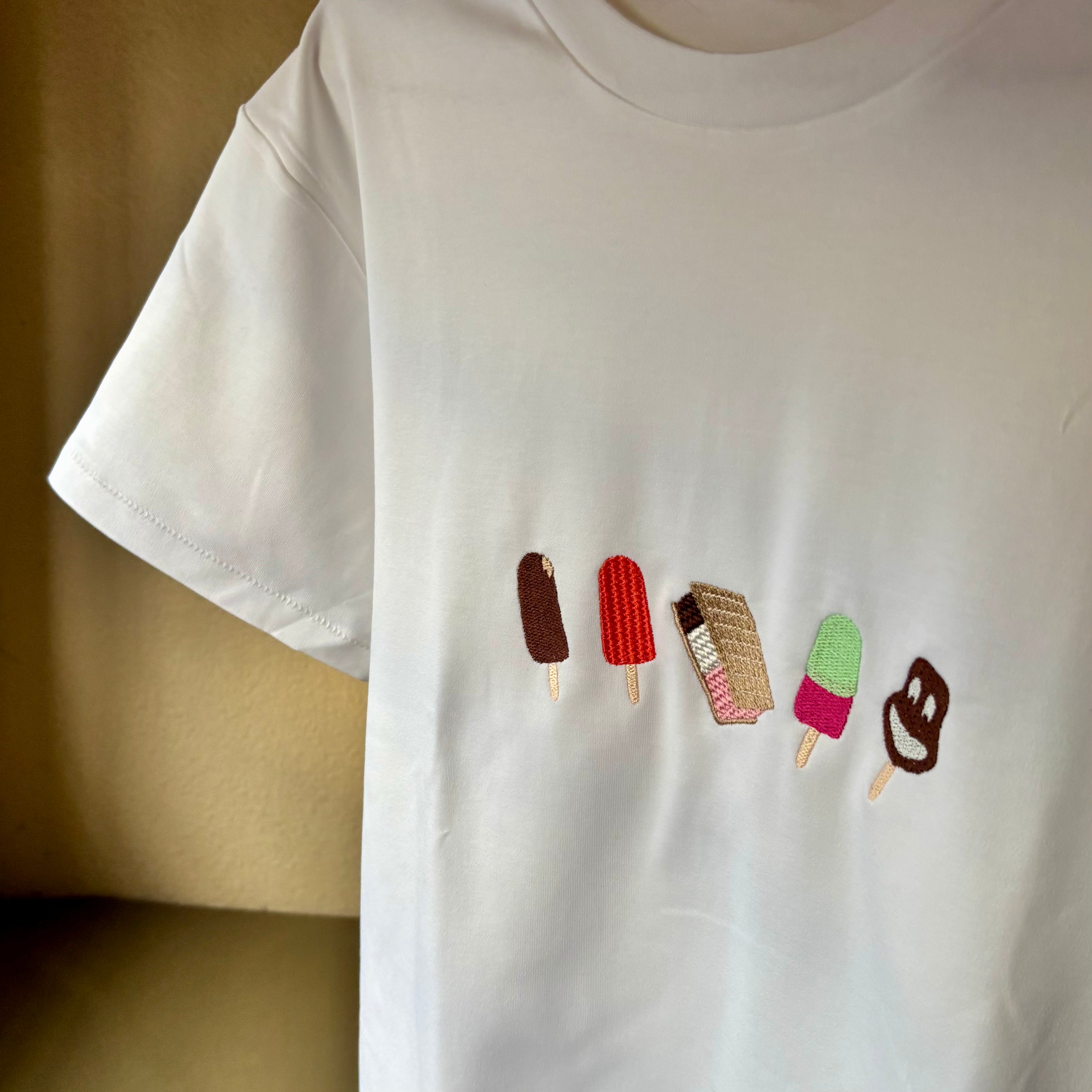 Remera bordada con helados uruguayos
