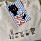 Buzo con cafeteras bordadas