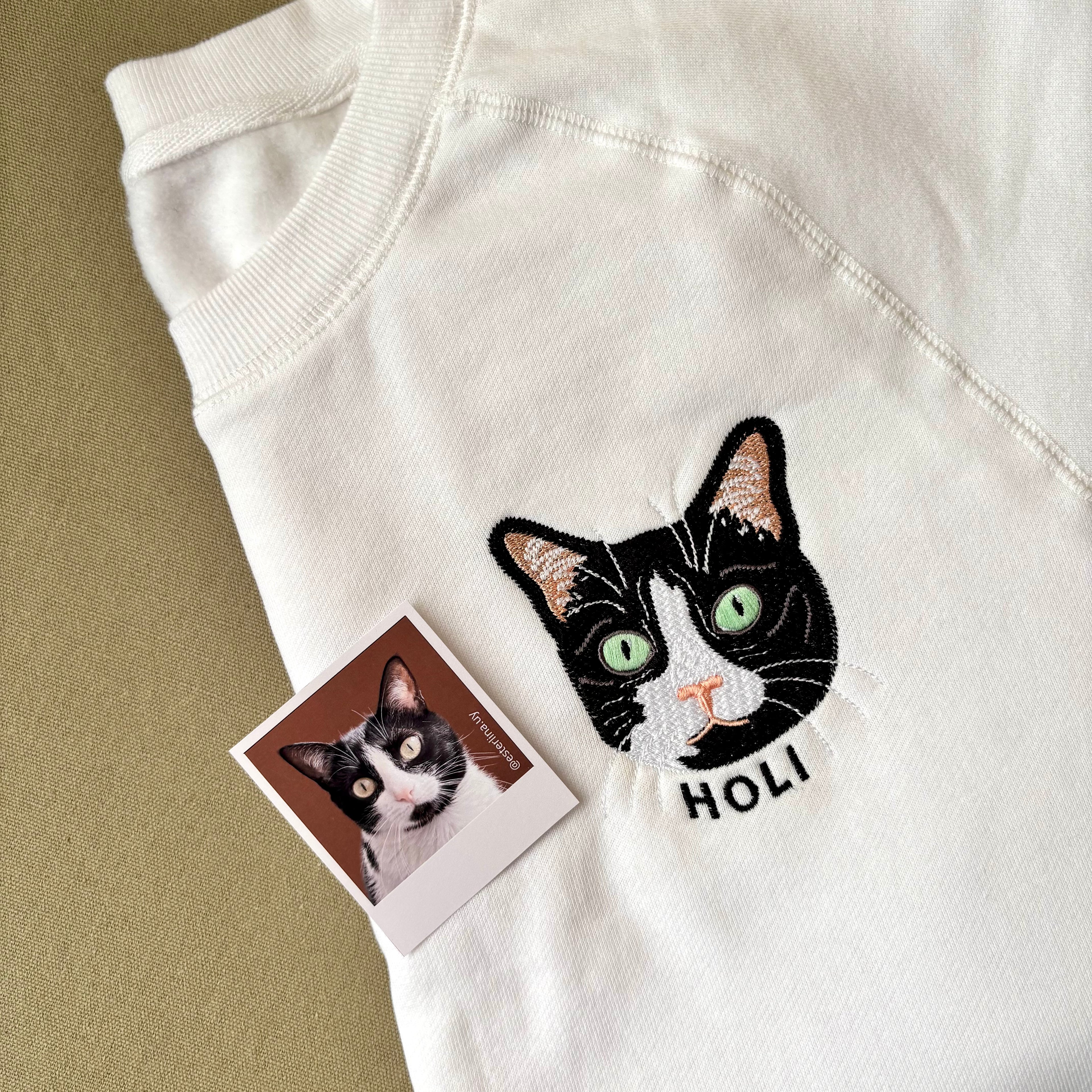 Buzo con mascota bordada a color