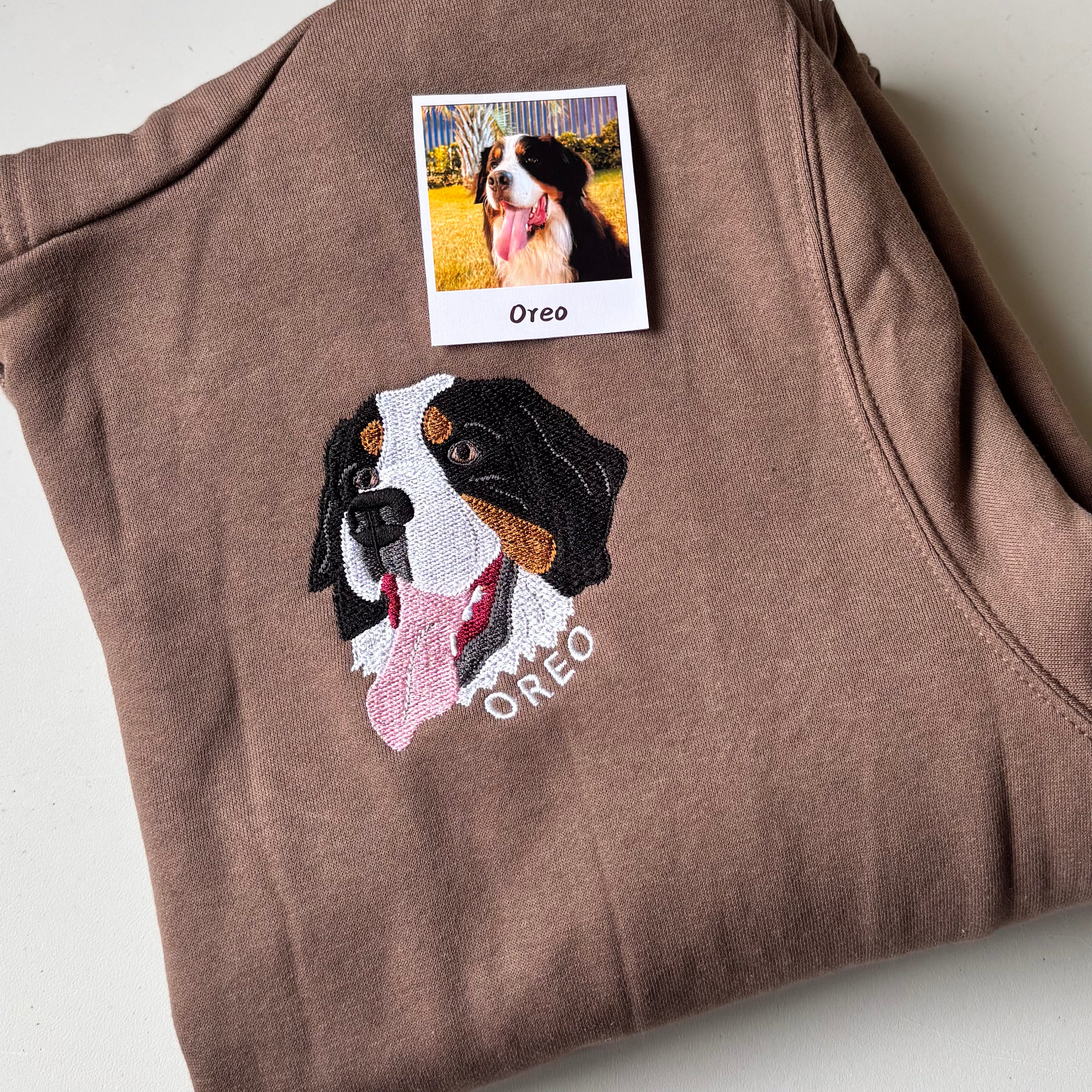 Canguro con mascota bordada a color