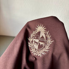 Remera con escudo nacional bordado