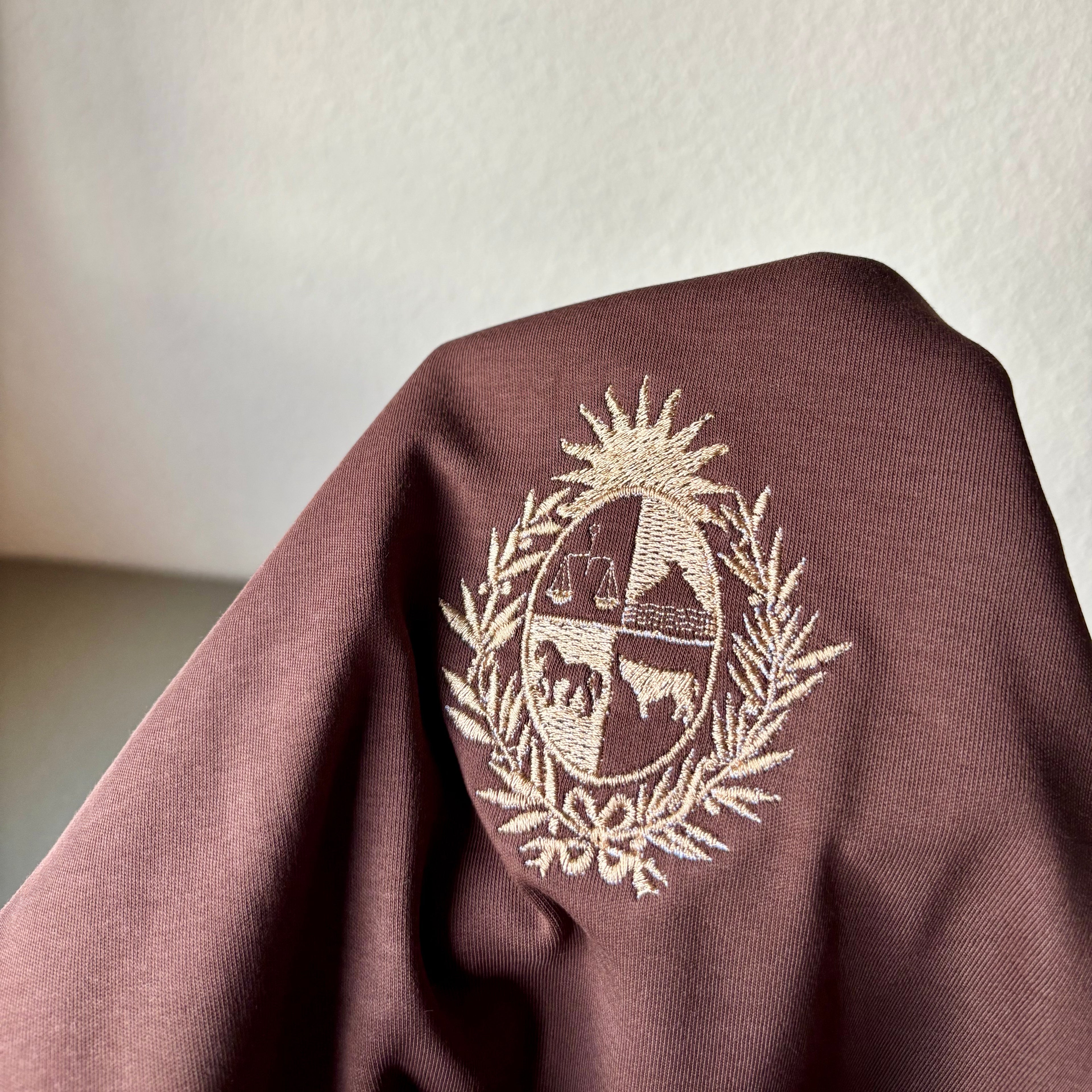 Remera con escudo nacional bordado