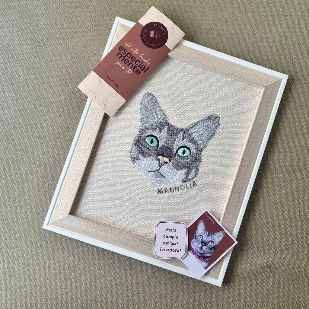 Cuadro con mascota bordada a color