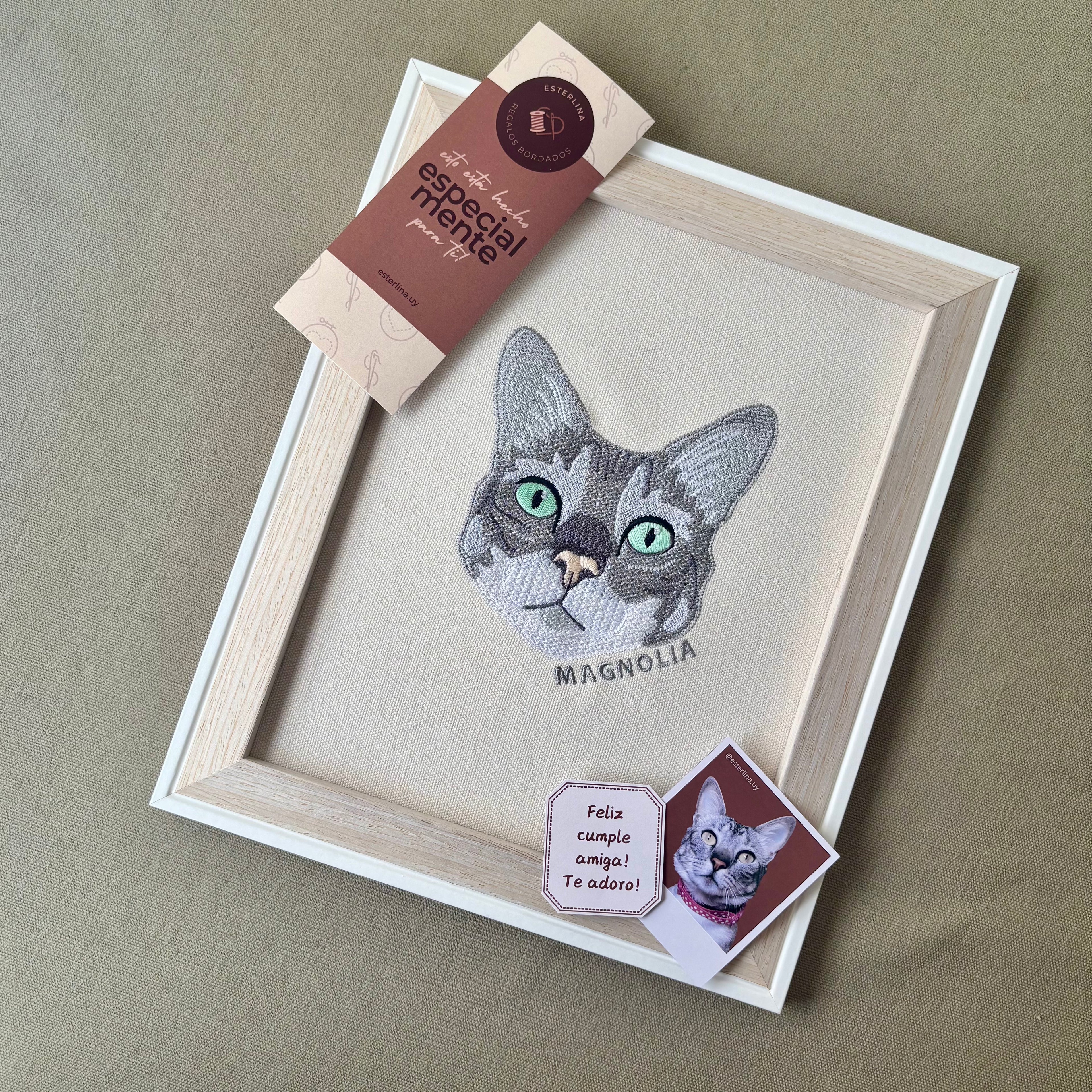 Cuadro con mascota bordada a color