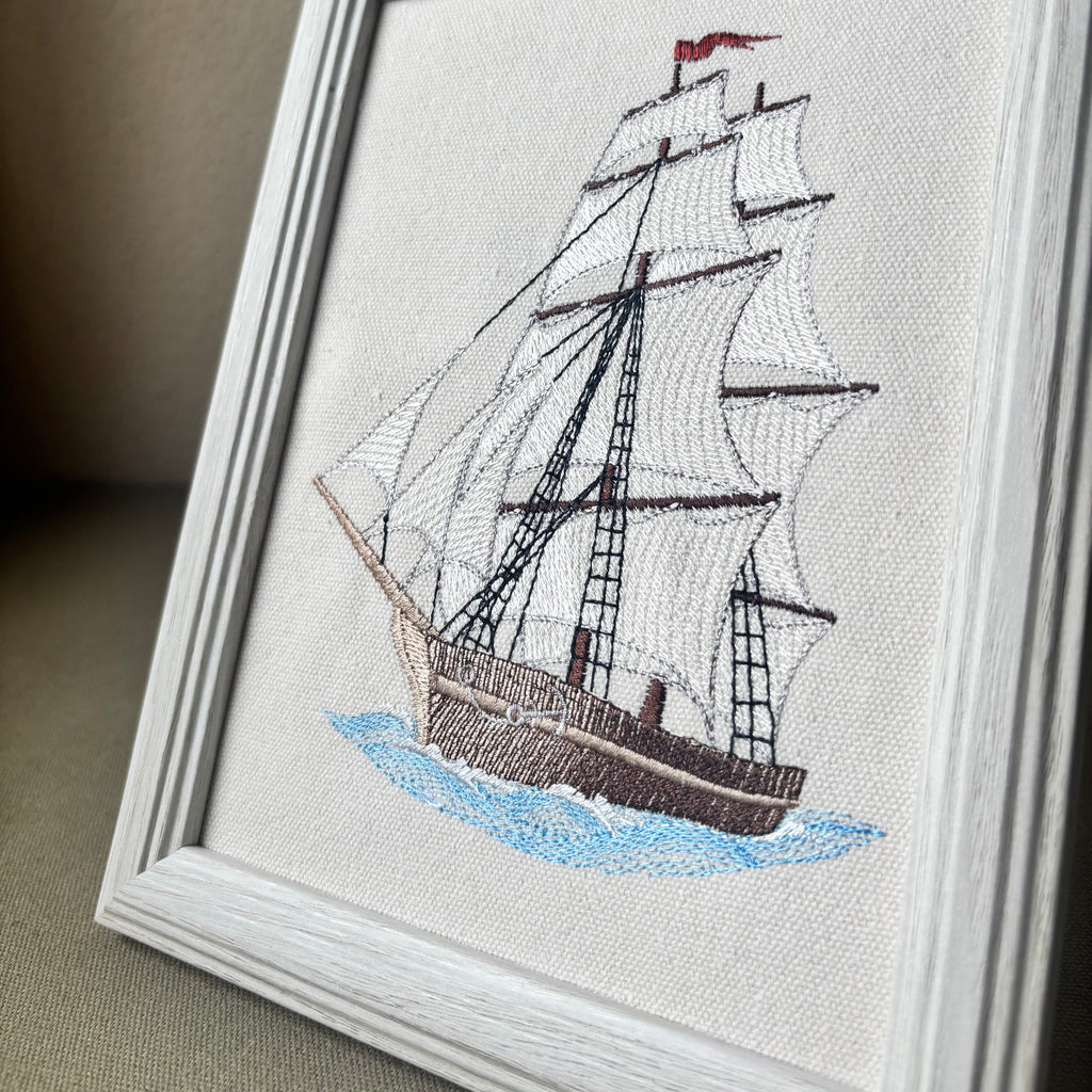 Cuadro bordado con barco de vela