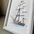 Cuadro bordado con barco de vela