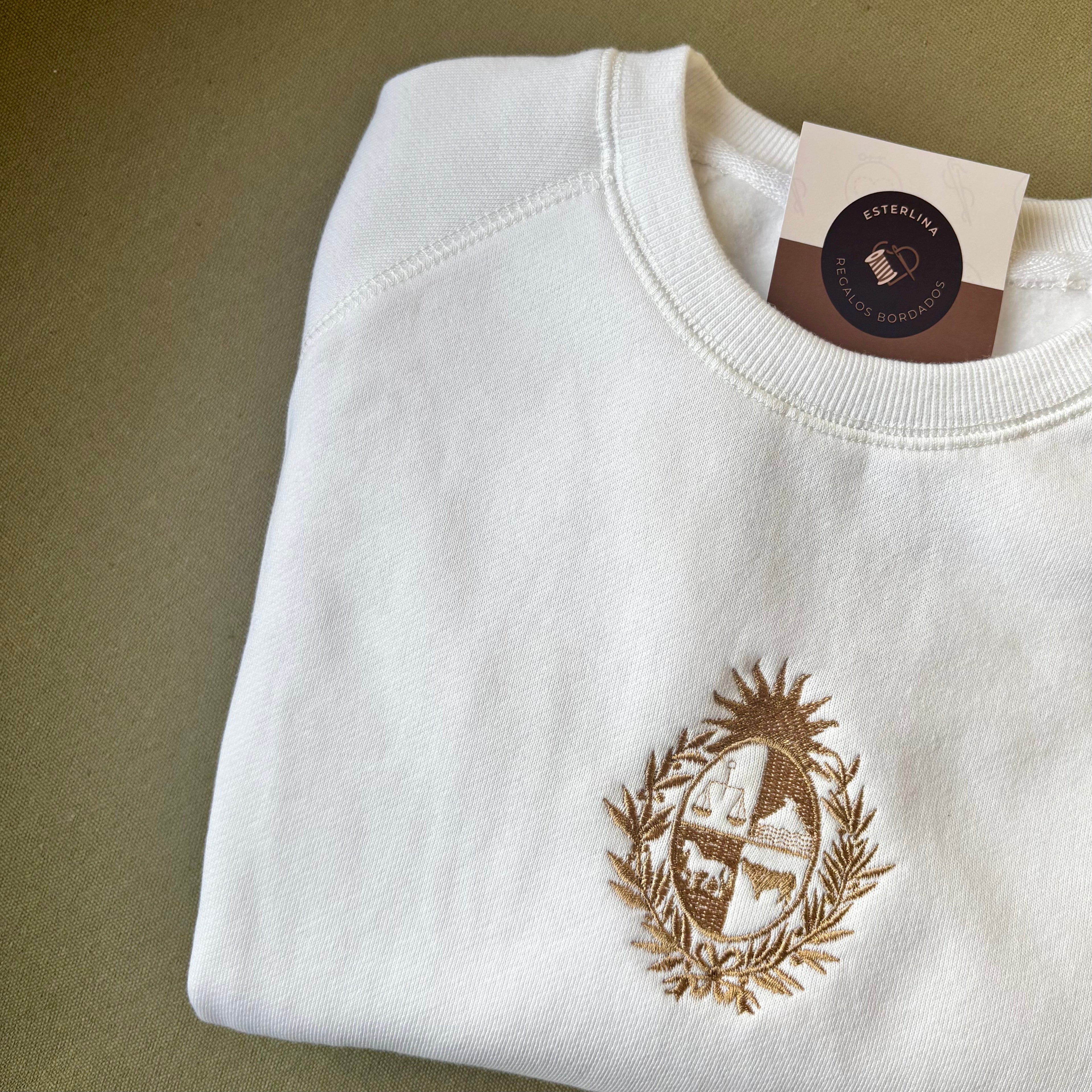 Buzo con escudo nacional bordado