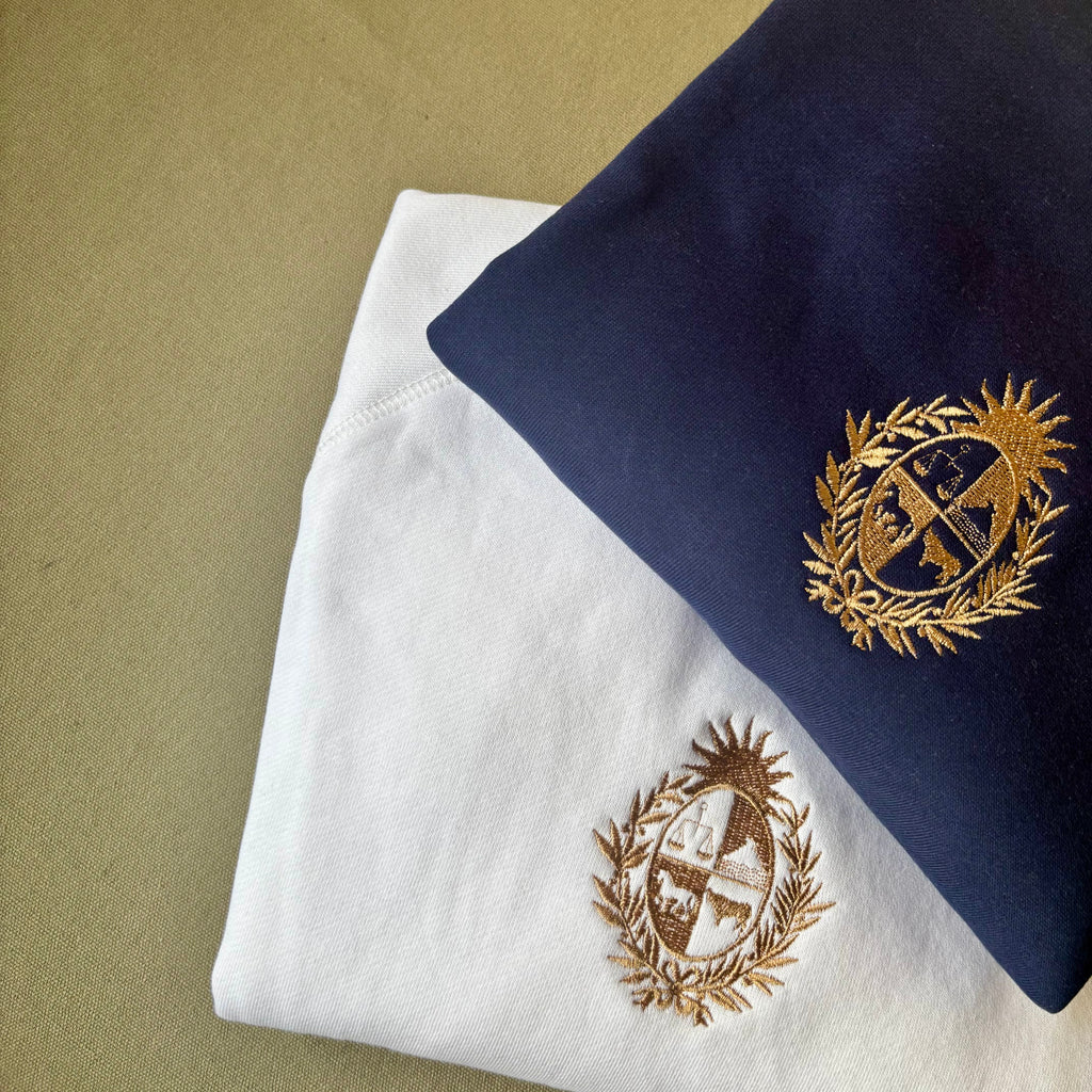 Buzo con escudo nacional bordado