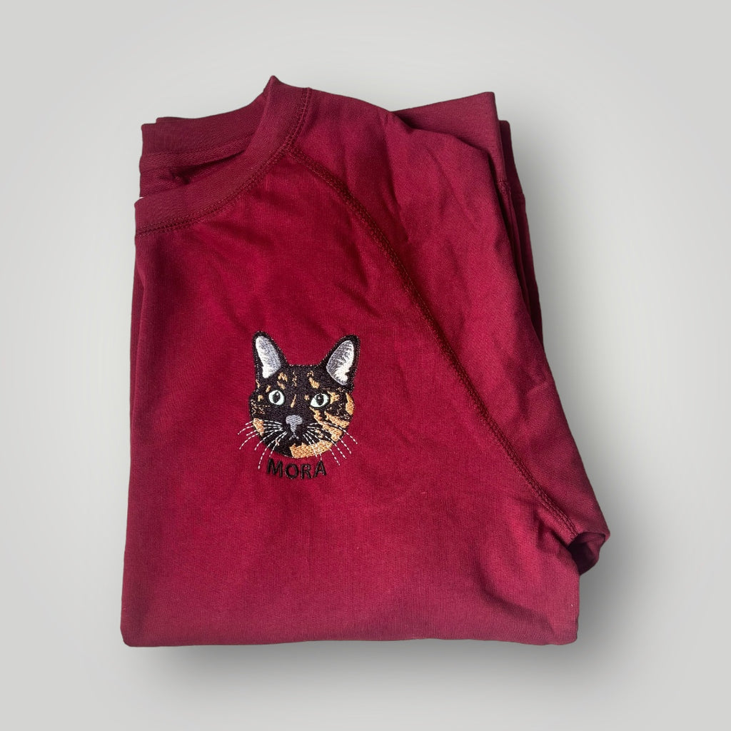 Buzo con mascota bordada a color