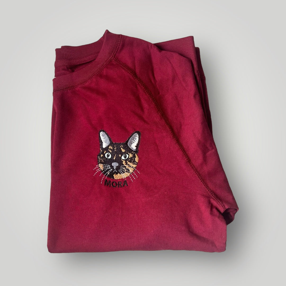 Buzo con mascota bordada a color
