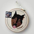 Bastidor con mascota bordada a color