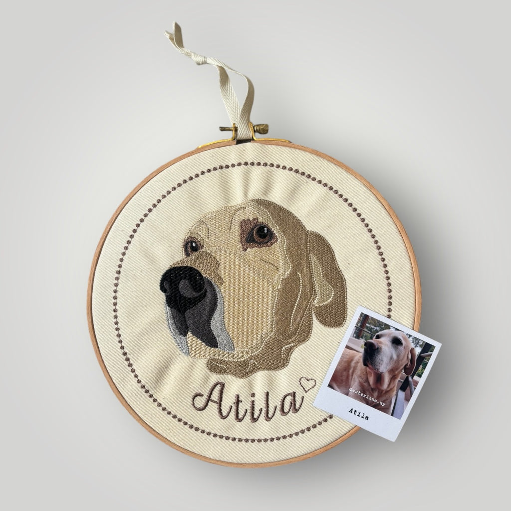 Bastidor con mascota bordada a color