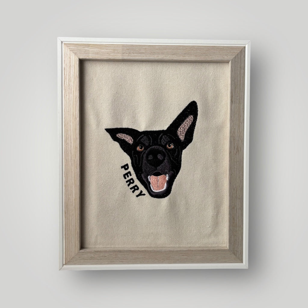 Cuadro con mascota bordada a color