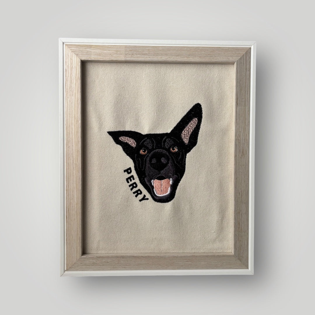 Cuadro con mascota bordada a color