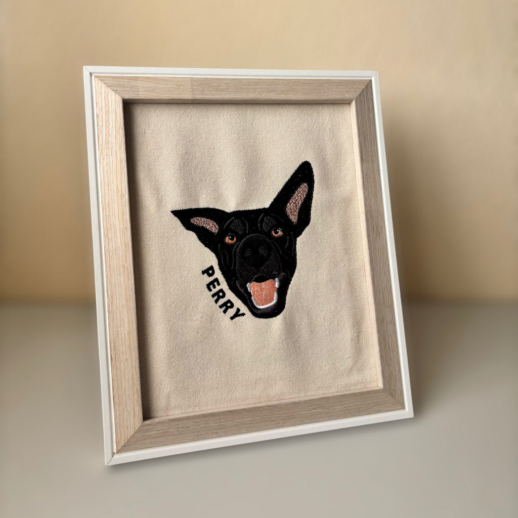 Cuadro con mascota bordada a color