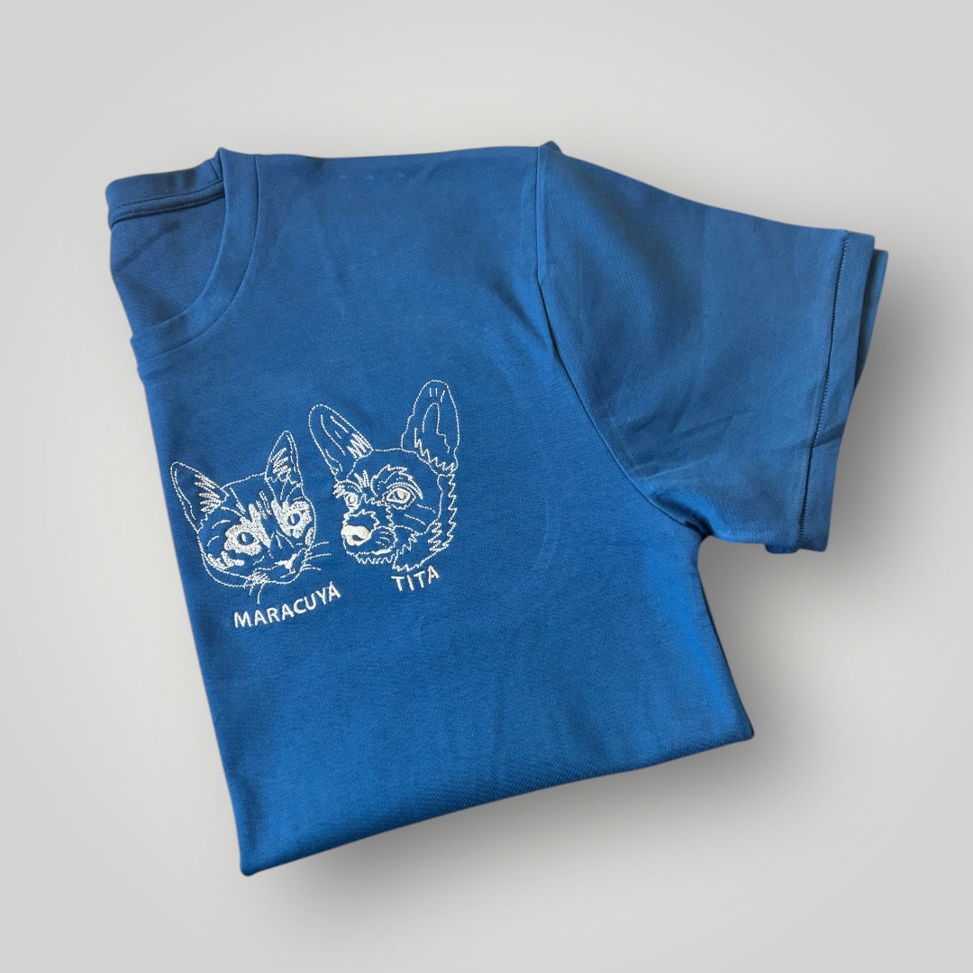 Remera con mascota bordada lineal