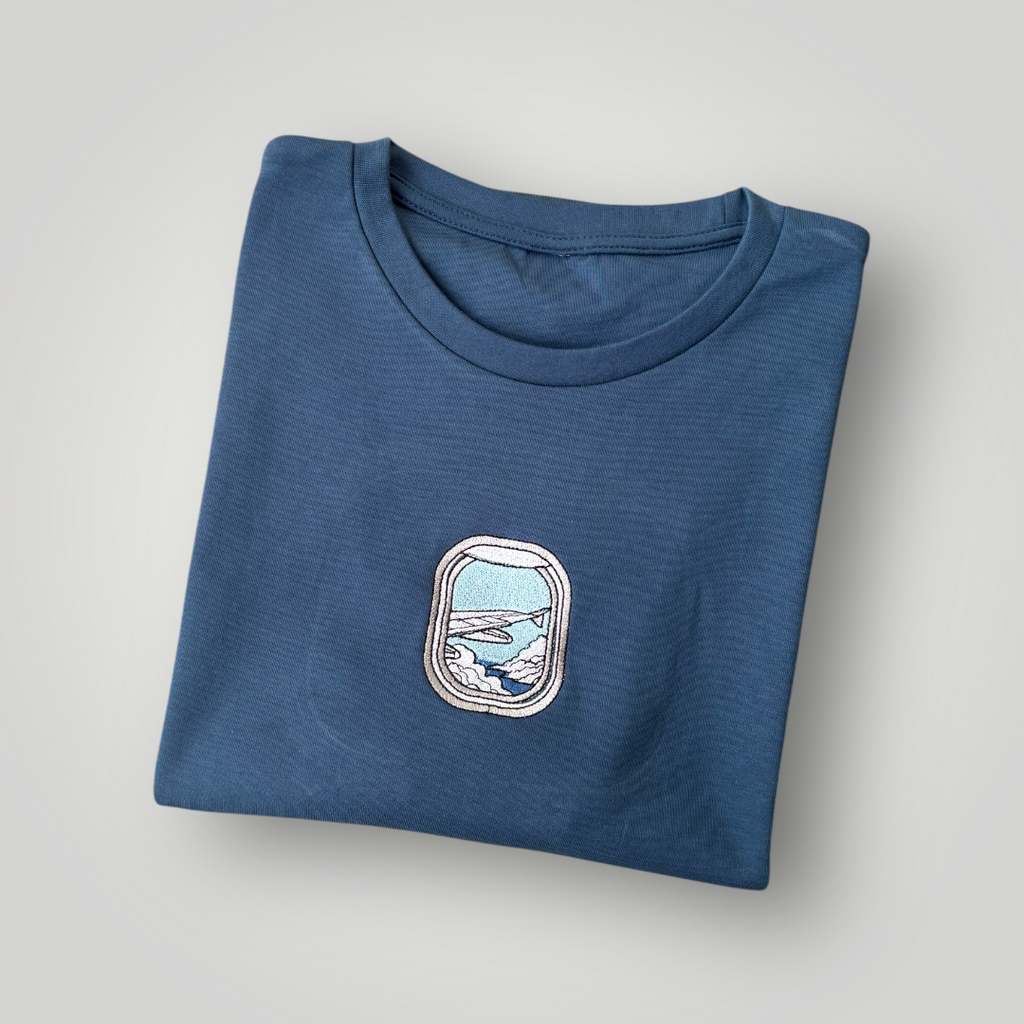 Remera con ventana de avión bordada