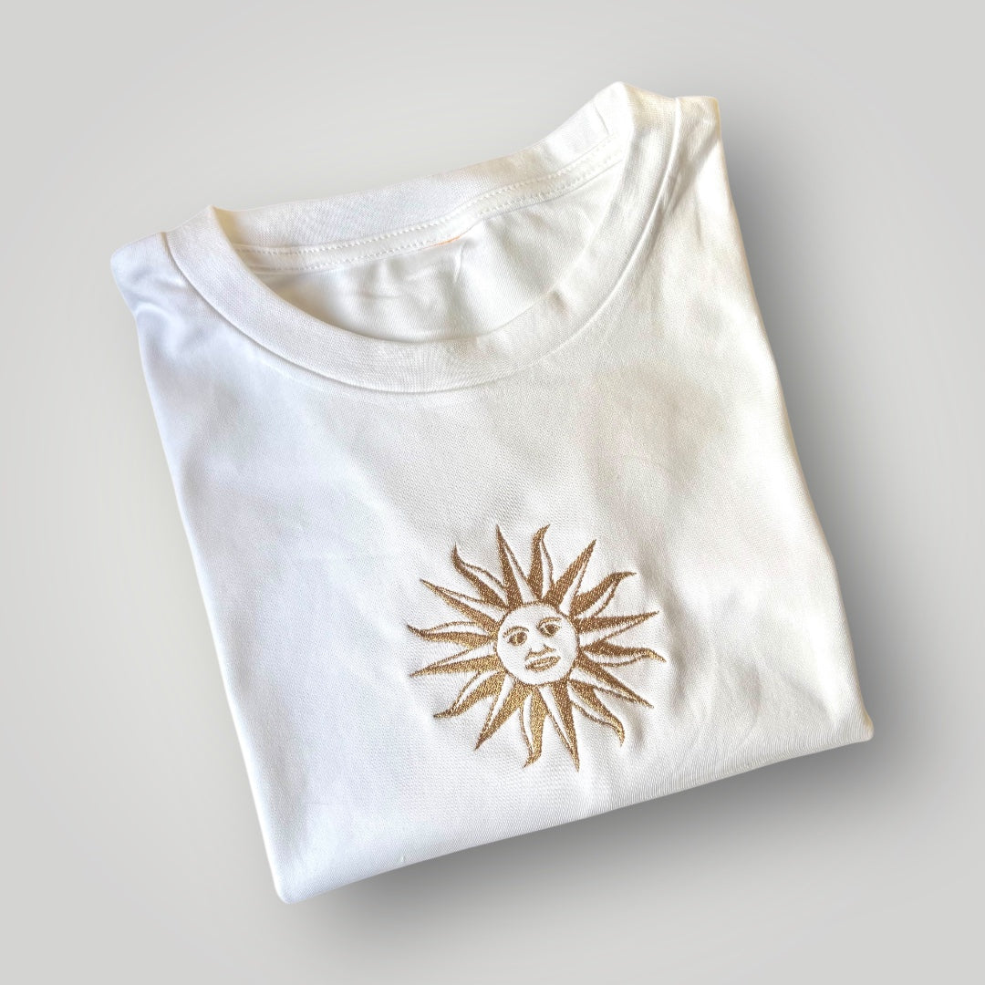 Remera con sol uruguayo bordado