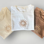 Remera con sol uruguayo bordado