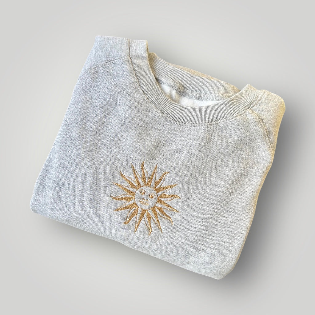 Buzo con sol uruguayo bordado
