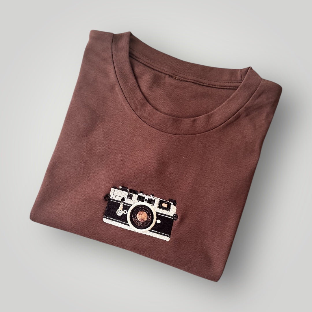 Remera con cámara bordada